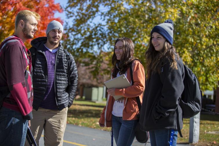 具有里程碑意义的大学 students on campus